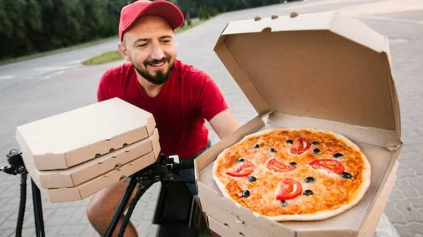 Memesan pizza dengan pengiriman: kelebihan layanan